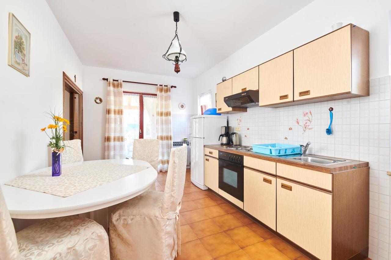 Haus Ana Apartment โปเรช ภายนอก รูปภาพ