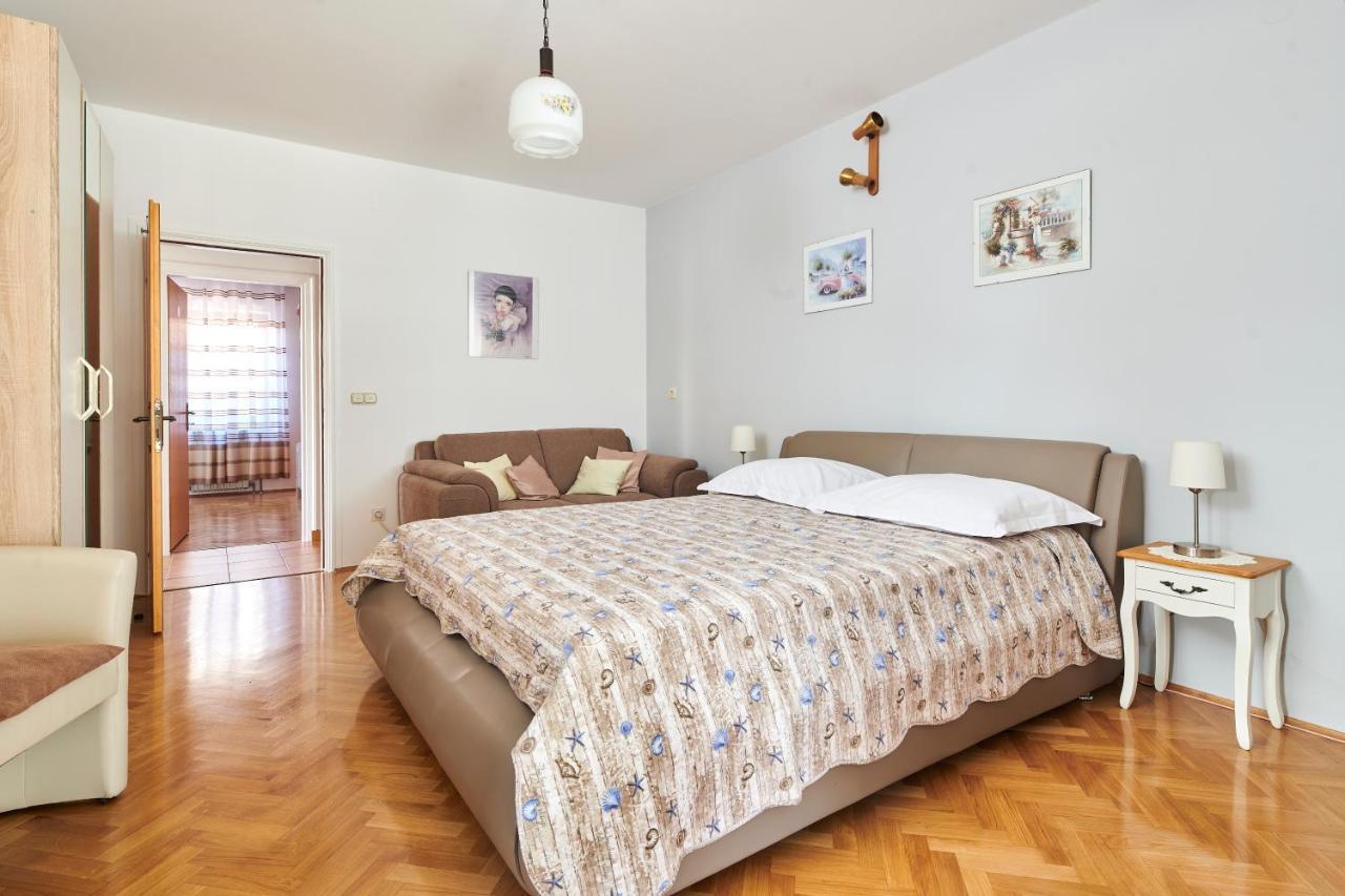 Haus Ana Apartment โปเรช ภายนอก รูปภาพ