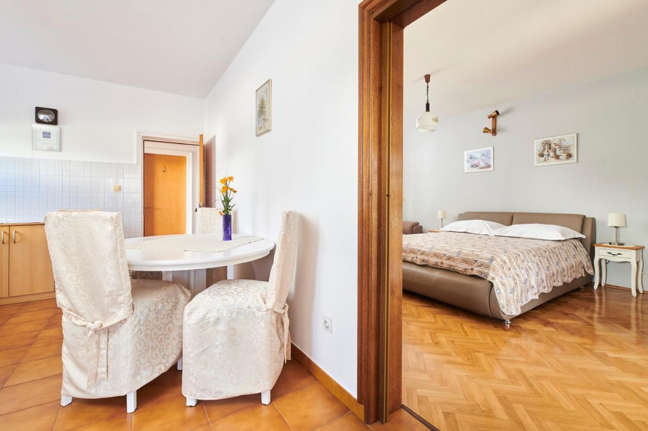 Haus Ana Apartment โปเรช ภายนอก รูปภาพ