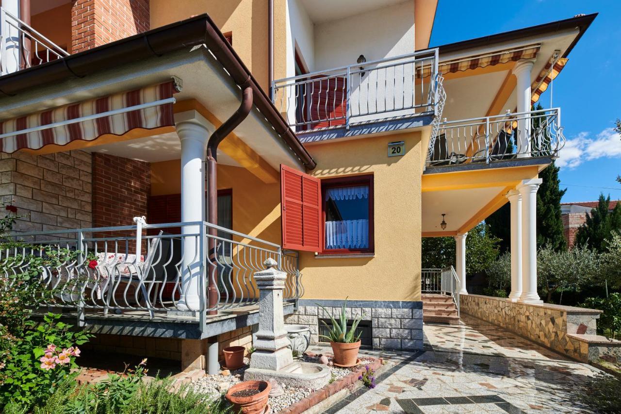 Haus Ana Apartment โปเรช ภายนอก รูปภาพ